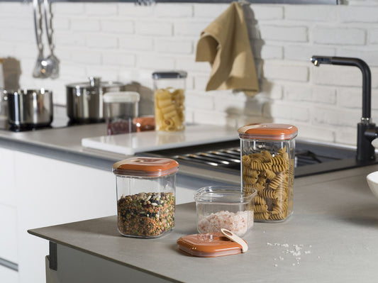 Set di 3 barattoli ermetici quadrati in plastica trasparente per alimenti con coperchio di colore terra di siena. Tre diverse capacità per conservare alimenti secchi e godere di una dispensa sempre in ordine e colorata. Lavabile in lavastoviglie max 55° Made in Italy. In negozio e online su tuttochic.it