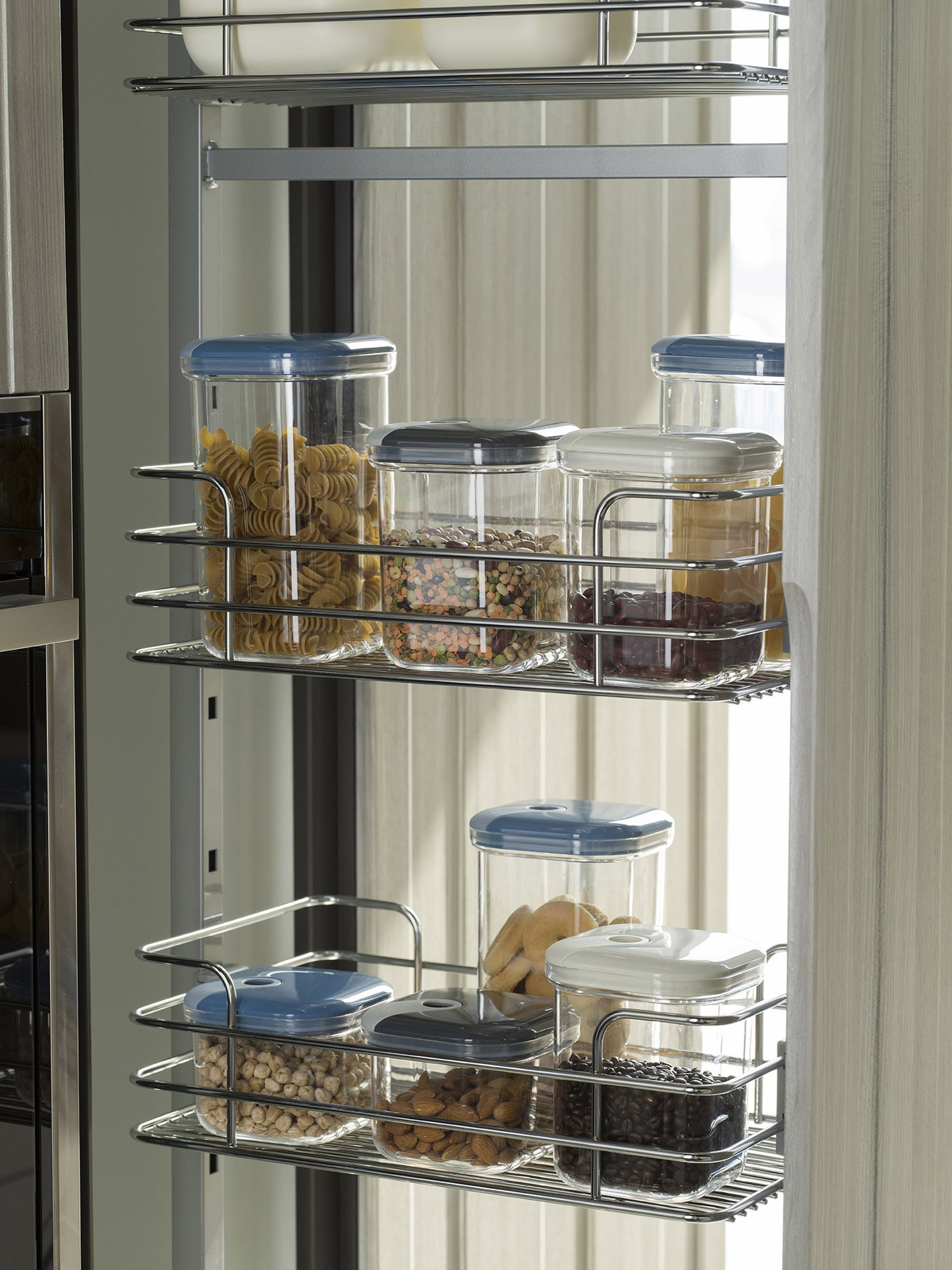 Set di 3 barattoli ermetici quadrati in plastica trasparente per alimenti con coperchio di colore avorio. Tre diverse capacità per conservare alimenti secchi e godere di una dispensa sempre in ordine e colorata. Lavabile in lavastoviglie max 55° Made in Italy. In negozio e online su tuttochic.it