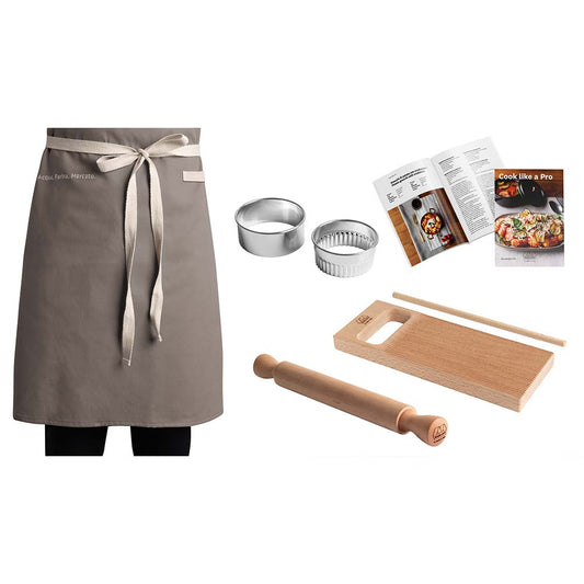 Un set per gnocchi. Il set è composto da: Tavola rigagnocchi; Accessorio garganelli; 2 taglia pasta, liscio 7cm e festonato 6,5cm per realizzare gli gnocchi alla romana; Mattarello in legno massello di pero; Grembiule corto, 100% cotone e gros grein; Ricettario gnocchi e garganelli. In negozio e online su tuttochic.it