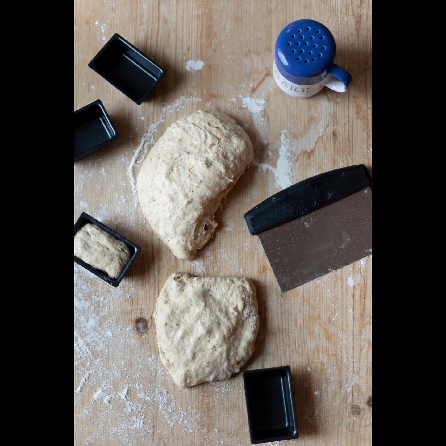 Taglia, modella e solleva facilmente l'impasto con il tagliapasta e il raschietto in acciaio inossidabile Master Class. Caratterizzato da misure metriche e imperiali incise al laser, ideale per realizzare ogni volta panini e focacce di dimensioni uniformi. Lavabile in lavastoviglie. In negozio e online su tuttochic.it