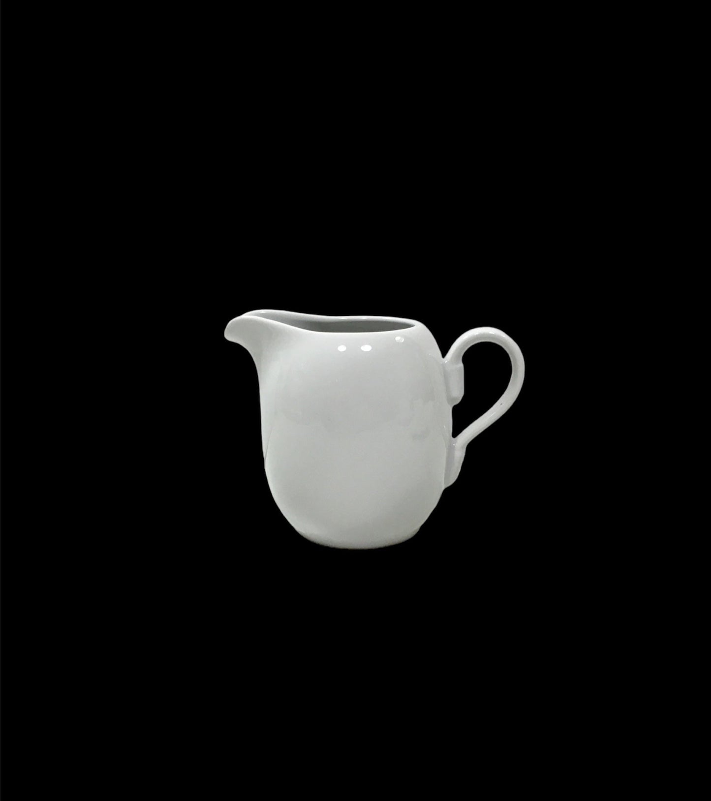 Lattiera in porcellana bianca decorata. Dimensioni e capacità: 190 cc 11,5 x 7x h 9 cm Lavabile in lavastoviglie Utilizzabile in microonde Utilizzabile in forno tradizionale. In negozio e online su tuttochic.it