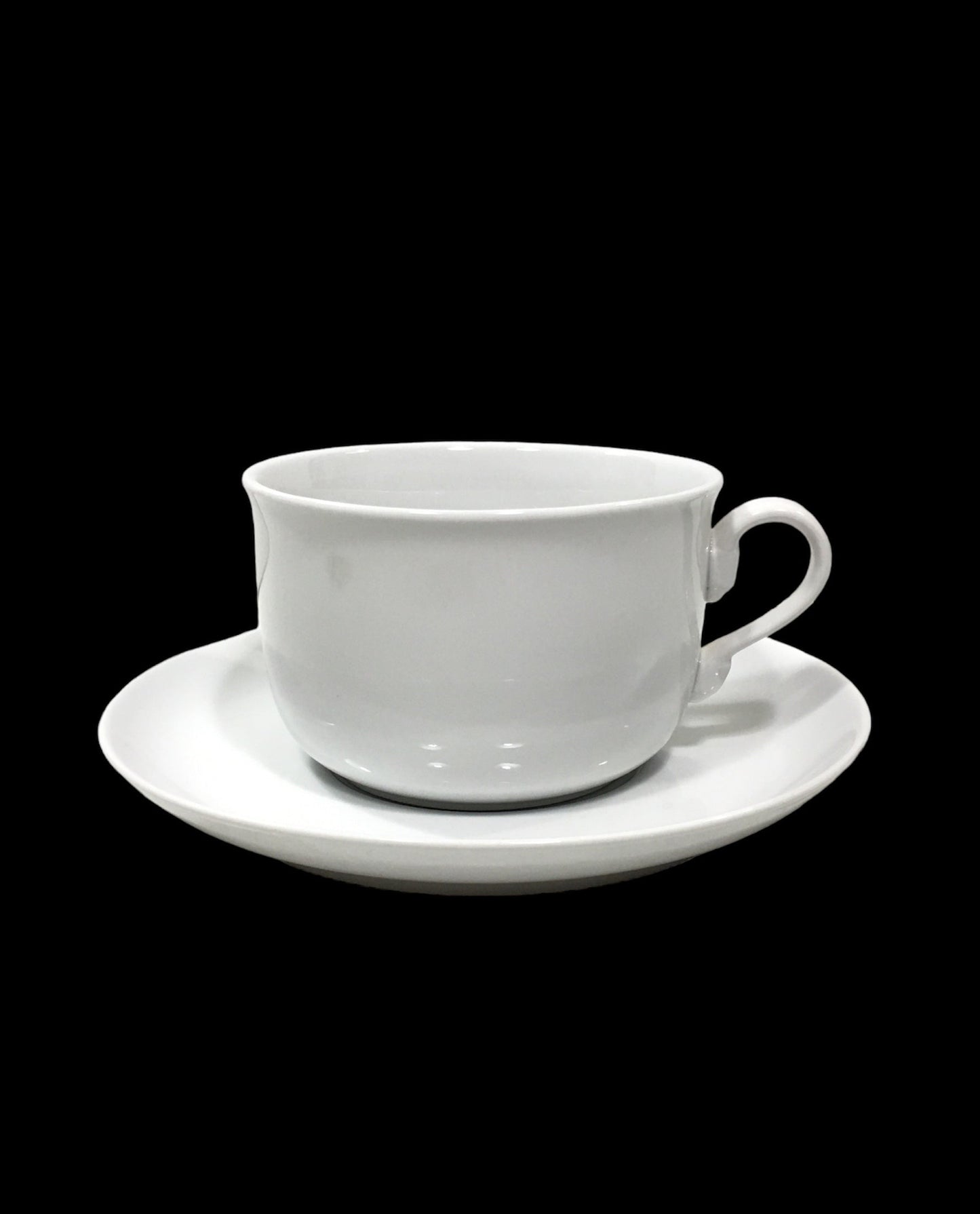 Tazza colazione con piattino in porcellana bianca liscia. Dimensioni: 460 cc; Ø 11,5 cm Utilizzabile in forno tradizionale Utilizzabile in forno a microonde Lavabile in lavastoviglie. In negozio e online su tuttochic.it