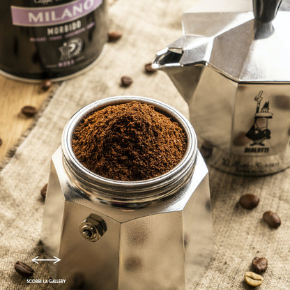 Caffettiera in alluminio da 6 tazze.  Con la moka Bialetti, il piacere del caffè diventa un rito quotidiano, dove il design contemporaneo e moderno incontra la migliore tradizione, per farti assaporare ogni giorno tutto il gusto e l'aroma del caffè con la moka. In negozio e online su tuttochic.it