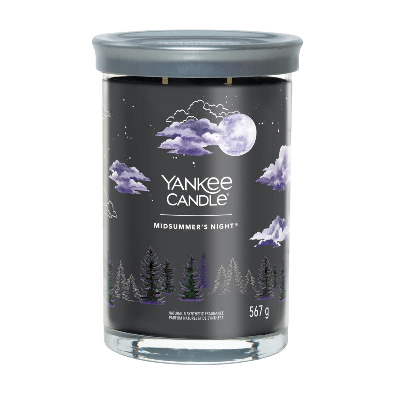 Fragranza Fresca. Una miscela inebriante e maschile ispirata alle note di muschio, patchouli, salvia e colonia di mogano. La candela tumbler presenta un coperchio di latta satinato che si adatta alla perfezione alla base rendendolo un perfetto sottocandela. Durata 60 a 100 ore. In negozio e online su tuttochic.it