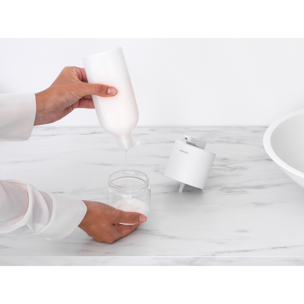 Dosatore di Sapone MindSet Brabantia mineral fresh white. Un accessorio di classe realizzato in vetro e metallo. Multifunzionale - il grande ugello funziona benissimo anche per le lozioni. Facile da pulire. Peso 0.3 kg Altezza: 11 cm Lunghezza: 9,5 cm Larghezza : 8 cm. In negozio e online su tuttochic.it