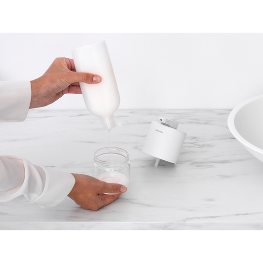 Dosatore di Sapone MindSet Brabantia mineral fresh white. Un accessorio di classe realizzato in vetro e metallo. Multifunzionale - il grande ugello funziona benissimo anche per le lozioni. Facile da pulire. Peso 0.3 kg Altezza: 11 cm Lunghezza: 9,5 cm Larghezza : 8 cm. In negozio e online su tuttochic.it