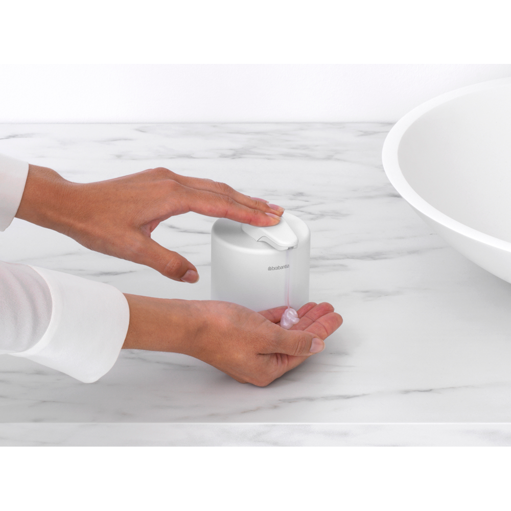 Dosatore di Sapone MindSet Brabantia mineral fresh white. Un accessorio di classe realizzato in vetro e metallo. Multifunzionale - il grande ugello funziona benissimo anche per le lozioni. Facile da pulire. Peso 0.3 kg Altezza: 11 cm Lunghezza: 9,5 cm Larghezza : 8 cm. In negozio e online su tuttochic.it