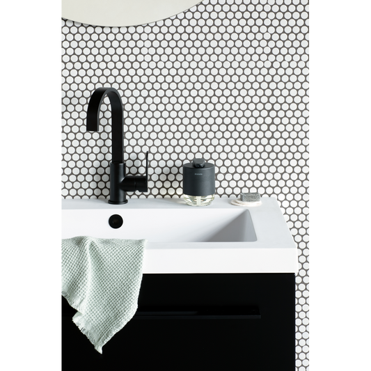 Dosatore di Sapone MindSet Brabantia grey. Un accessorio di classe realizzato in vetro e metallo. Multifunzionale - il grande ugello funziona benissimo anche per le lozioni. Facile da pulire. Peso 0.3 kg Altezza: 11 cm Lunghezza: 9,5 cm Larghezza : 8 cm. In negozio e online su tuttochic.it