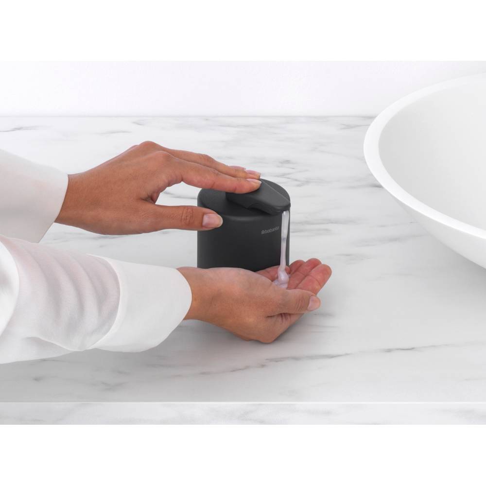 Dosatore di Sapone MindSet Brabantia grey. Un accessorio di classe realizzato in vetro e metallo. Multifunzionale - il grande ugello funziona benissimo anche per le lozioni. Facile da pulire. Peso 0.3 kg Altezza: 11 cm Lunghezza: 9,5 cm Larghezza : 8 cm. In negozio e online su tuttochic.it