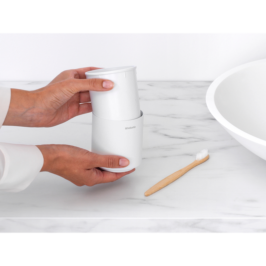 Portaspazzolini MindSet mineral fresh white di Brabantia, stabile e robusto, tiene assieme i tuoi spazzolini e il dentifricio, belli dritti, asciutti e puliti. Funziona a meraviglia anche con gli spazzolini elettrici! Peso 0.1 kg Altezza: 9,4 cm Lunghezza: 8,1 cm Larghezza: 8,1 cm. In negozio e online su tuttochic.it