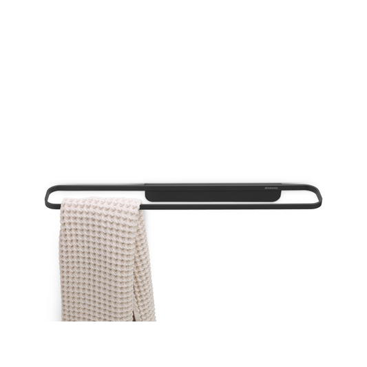 Porta asciugamani MindSet mineral infinite grey in metallo di Brabantia. Sempre a portata di mano - per la vasca da bagno, la doccia o il lavandino. Peso 0.6 kg Altezza: 4,1 cm Lunghezza: 8,6 cm Larghezza : 56 cm. In negozio e online su tuttochic.it