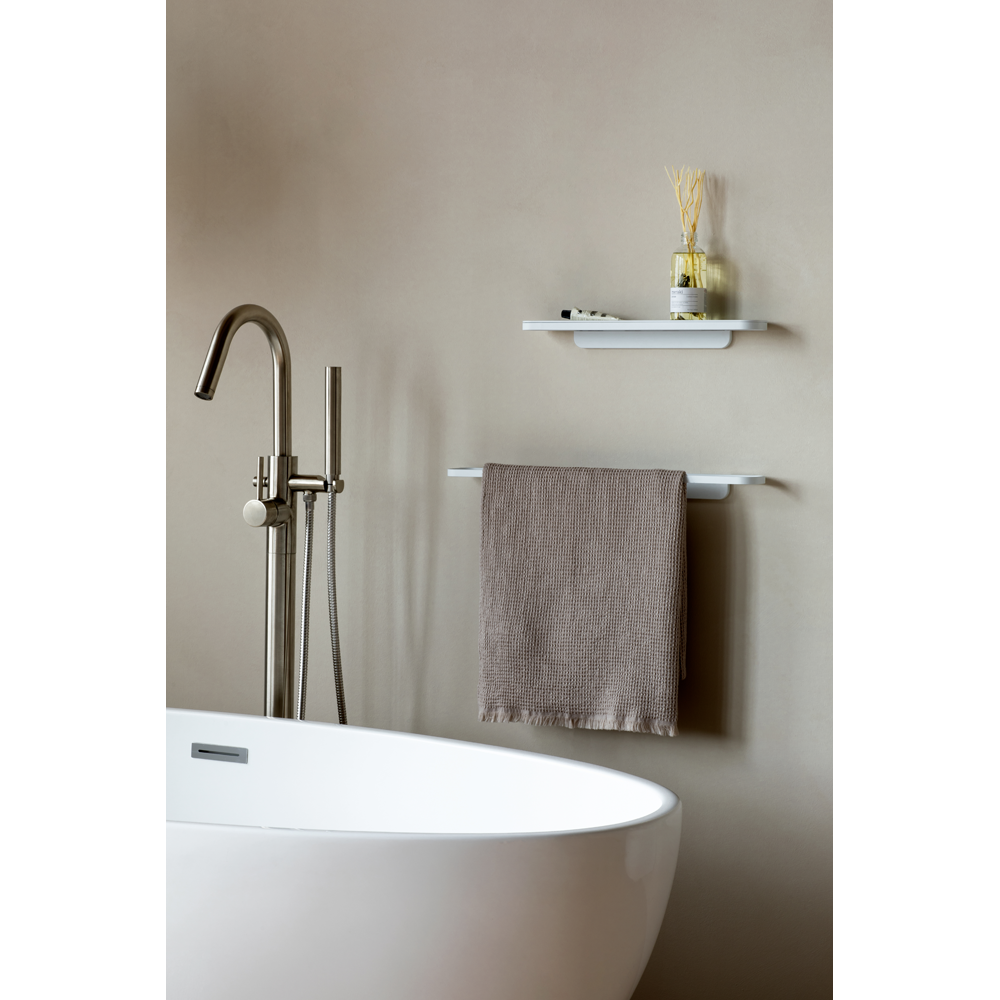 Porta asciugamani MindSet mineral fresh white in metallo di Brabantia. Sempre a portata di mano - per la vasca da bagno, la doccia o il lavandino. Peso 0.6 kg Altezza: 4,1 cm Lunghezza: 8,6 cm Larghezza : 56 cm. In negozio e online su tuttochic.it