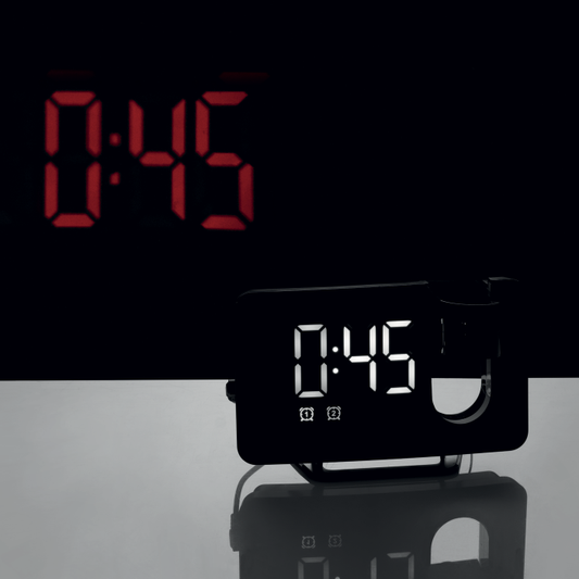 Sveglia digitale con radio fm e proiettore per parete - soffitto. Alimentazione tramite cavo usb incluso. Funzione di memoria del tempo tramite batteria a bottone (non inclusa). Dimensione: 15x4x10. In negozio e online su tuttochic.it