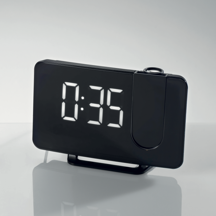 Sveglia digitale con radio fm e proiettore per parete - soffitto. Alimentazione tramite cavo usb incluso. Funzione di memoria del tempo tramite batteria a bottone (non inclusa). Dimensione: 15x4x10. In negozio e online su tuttochic.it