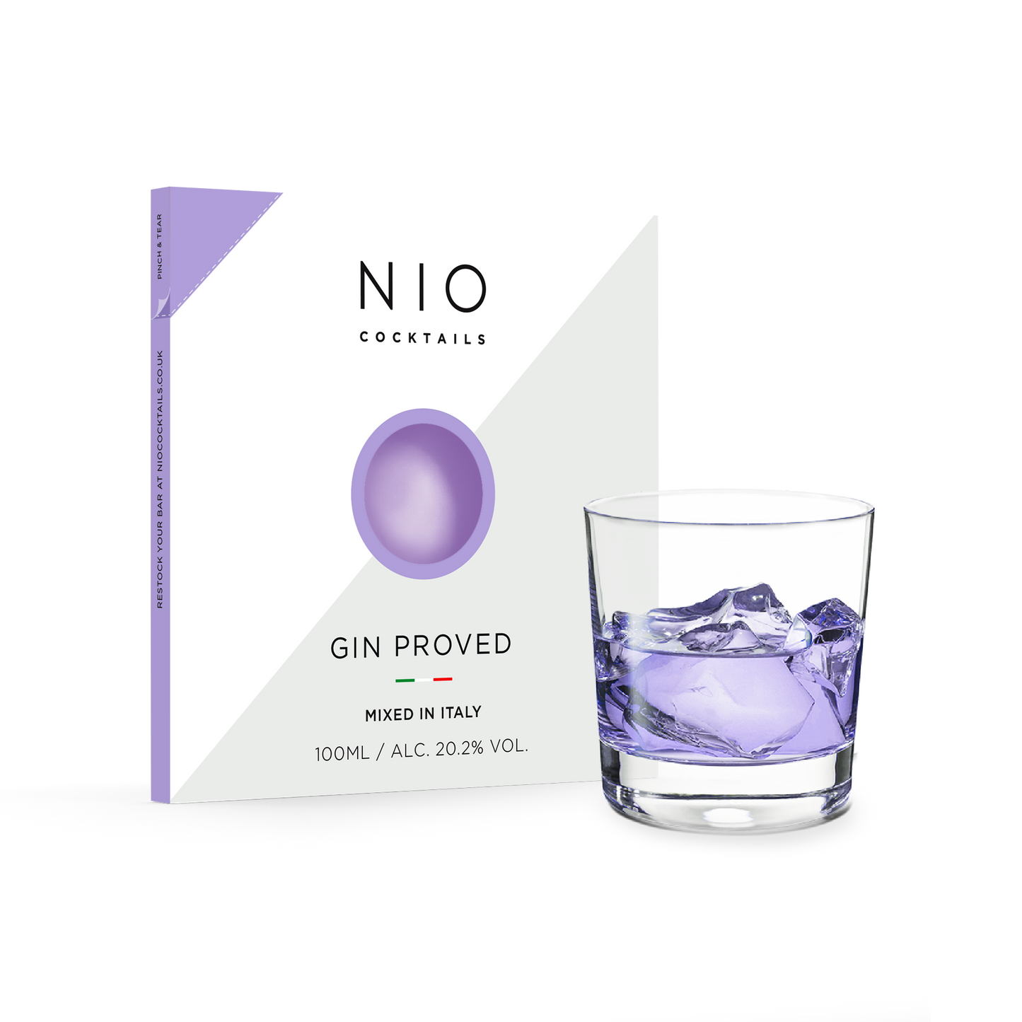 Cocktail Gin Proved Petali di rosa, mandorle e arancia Curaçao creano un cocktail floreale Tanqueray Gin. I cocktail NIO sono creati su ricetta di Patrick Pistolesi, miscelati artigianalmente in Italia con i migliori spirit e confezionati in packaging di design 100% riciclabile. In negozio e online su tuttochic.it