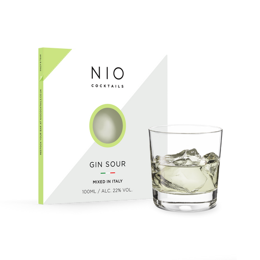 Cocktail Gin Sour Un perfetto equilibrio di zucchero, limone amaro e Tanqueray Gin secco I cocktail NIO sono creati su ricetta di Patrick Pistolesi, miscelati artigianalmente in Italia con i migliori spirit al mondo e confezionati in packaging di design 100% riciclabile. In negozio e online su tuttochic.it