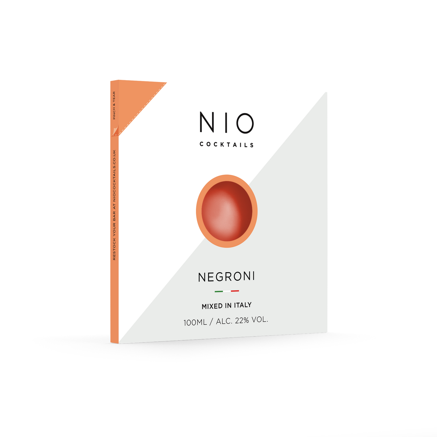 Cocktail Negroni un equilibrio secco e agrodolce di amari, Vermouth Cocchi e Gin Tanqueray. Degusta un cocktail di alta qualità, ovunque lo desideri: bastano 3 gesti... 1. AGITA Scegli il tuo NIO Cocktails preferito e tieni pronto un bicchiere pieno di ghiaccio. 2. STRAPPA 3. VERSA. In negozio e online su tuttochic.it