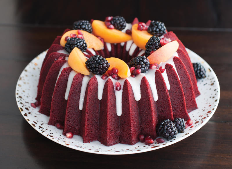 Stampo per Bundt Brilliance della serie premier gold collection. Una forma audace e radiosa che è così facile da affettare. È geniale! Rivestimento interno antiaderente. Consigliabile il lavaggio a mano con un detergente delicato. Adatto al forno fino a 205°. In negozio e online su tuttochic.it