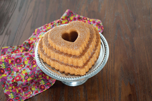 Stampo per Bundt Tiered Heart della serie Spring & Summer Collection Fare una ciambella a forma di cuore molto speciale con questa bella teglia a più livelli. In negozio e online su tuttochic.it