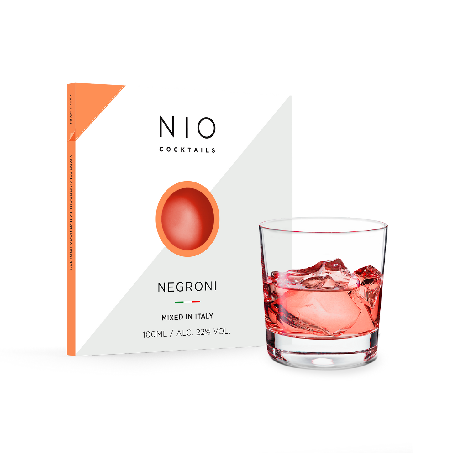 Cocktail Negroni un equilibrio secco e agrodolce di amari, Vermouth Cocchi e Gin Tanqueray. Degusta un cocktail di alta qualità, ovunque lo desideri: bastano 3 gesti... 1. AGITA Scegli il tuo NIO Cocktails preferito e tieni pronto un bicchiere pieno di ghiaccio. 2. STRAPPA 3. VERSA. In negozio e online su tuttochic.it
