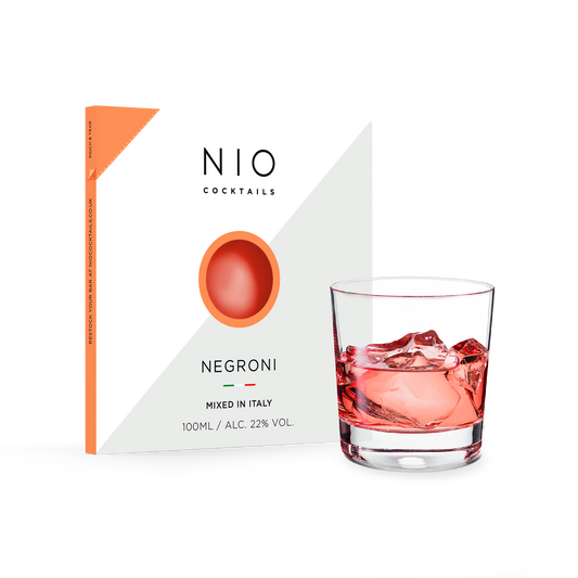 Cocktail Negroni un equilibrio secco e agrodolce di amari, Vermouth Cocchi e Gin Tanqueray. Degusta un cocktail di alta qualità, ovunque lo desideri: bastano 3 gesti... 1. AGITA Scegli il tuo NIO Cocktails preferito e tieni pronto un bicchiere pieno di ghiaccio. 2. STRAPPA 3. VERSA. In negozio e online su tuttochic.it