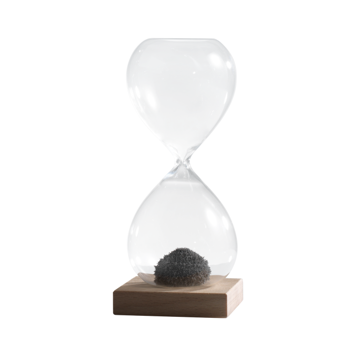 Clessidra magnetica con base in legno di faggio. Capovolgendo la clessidra, la sabbia magnetica, attirata dal magnete alla base, crea splendide forme, ogni volta diverse. Dimensioni: cm 7,5 x 7,5 x 20 h. In negozio e online su tuttochic.it