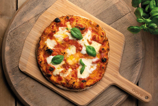 Pala classica in legno utile come piano per impastare la tua pizza e farla scorrere nel forno facilmente. Il bordo sottile la rende maneggevole e facile da sollevare. Adatta anche come tagliere per affettare e servire. • Materiale: Bamboo• Dimensioni: 58 x 36 x 2 cm• Peso: 1,3 Kg