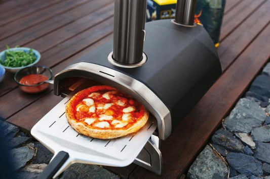 Forno portatile alimentato a pellet di legno e in grado di cucinare l’autentica pizza cotta su pietra, con i sapori del forno a legna, in qualsiasi spazio all’aperto. In negozio e online su tuttochic.it