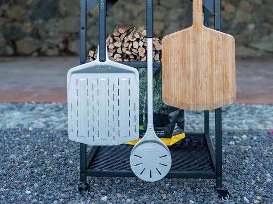 Pala per pizza in alluminio con manico lungo. Antiaderente, mantiene la pizza a contatto con il piano di cottura in pietra mentre la fai girare e i fori permettono alla farina di cadere. • Materiale: Alluminio anodizzato, nylon rinforzato • Dimensioni: 17 x 80 x 1 cm • Peso: 0,6 Kg. In negozio e online su tuttochic.it