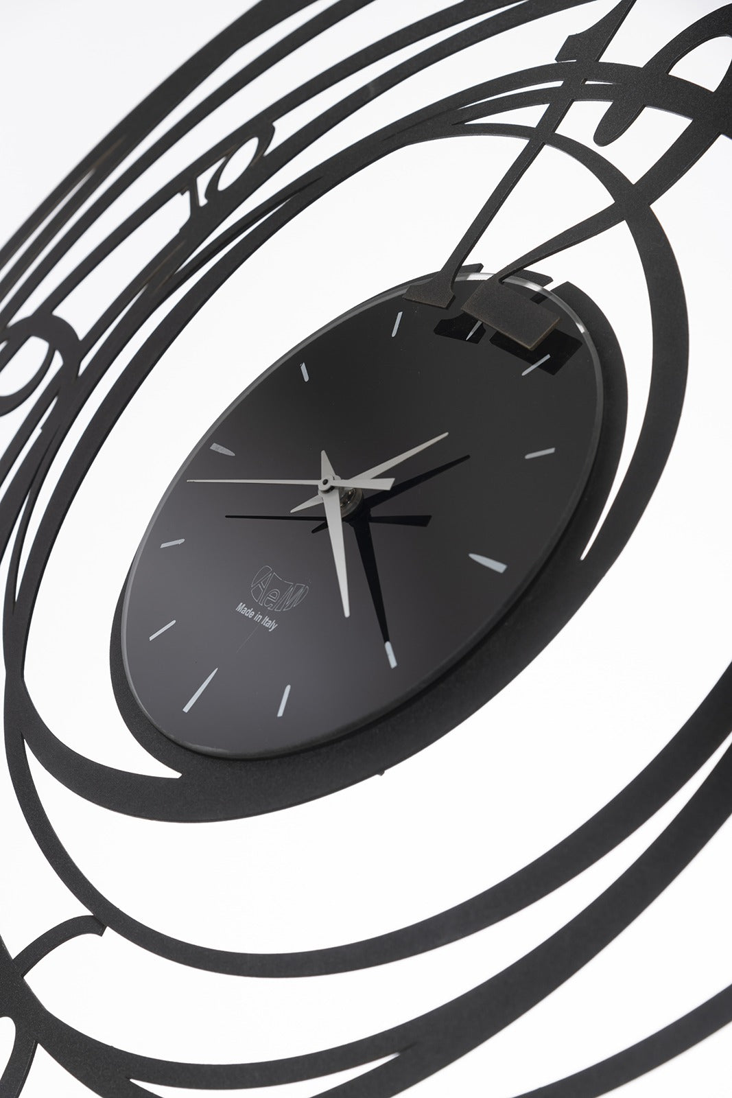 Orologio da parete in metallo di colore nero. Ghirigoro è un orologio da parete la cui particolarità sono le linee circolari che si sviluppano dal quadrante interno fino a formare una cornice tutto intorno. Il quadrante centrale è piccolo e minimal. Diametro 70 cm. In negozio e online su tuttochic.it