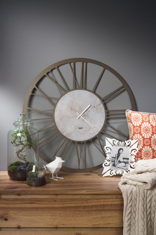 L’Orologio da parete in metallo di colore bronzo classico marmo è la nuova versione con quadrante effetto marmo dell’orologio Big, pensato per riempire tutti i tipi di ambiente, loft e open space che hanno bisogno di un elemento di forte carattere stilistico. Dimensione: Ø 90 cm. In negozio e online su tuttochic.it