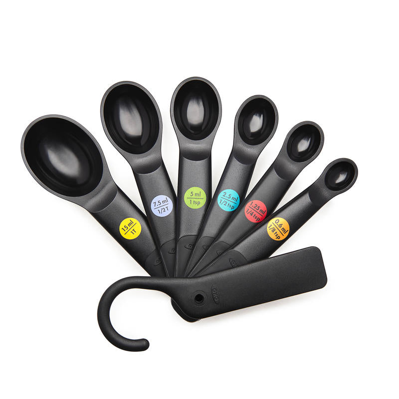 Set composto da 7 misurini nelle seguenti capacità: 0.6 ml, 1.25 ml, 2.5 ml, 5 ml, 7.5 ml, 15 ml. • Gancio estraibile per appenderli tutti insieme in modo ordinato• Materiale: plastica BPA free• Lavabile in lavastoviglie. In negozio e online su tuttochic.it