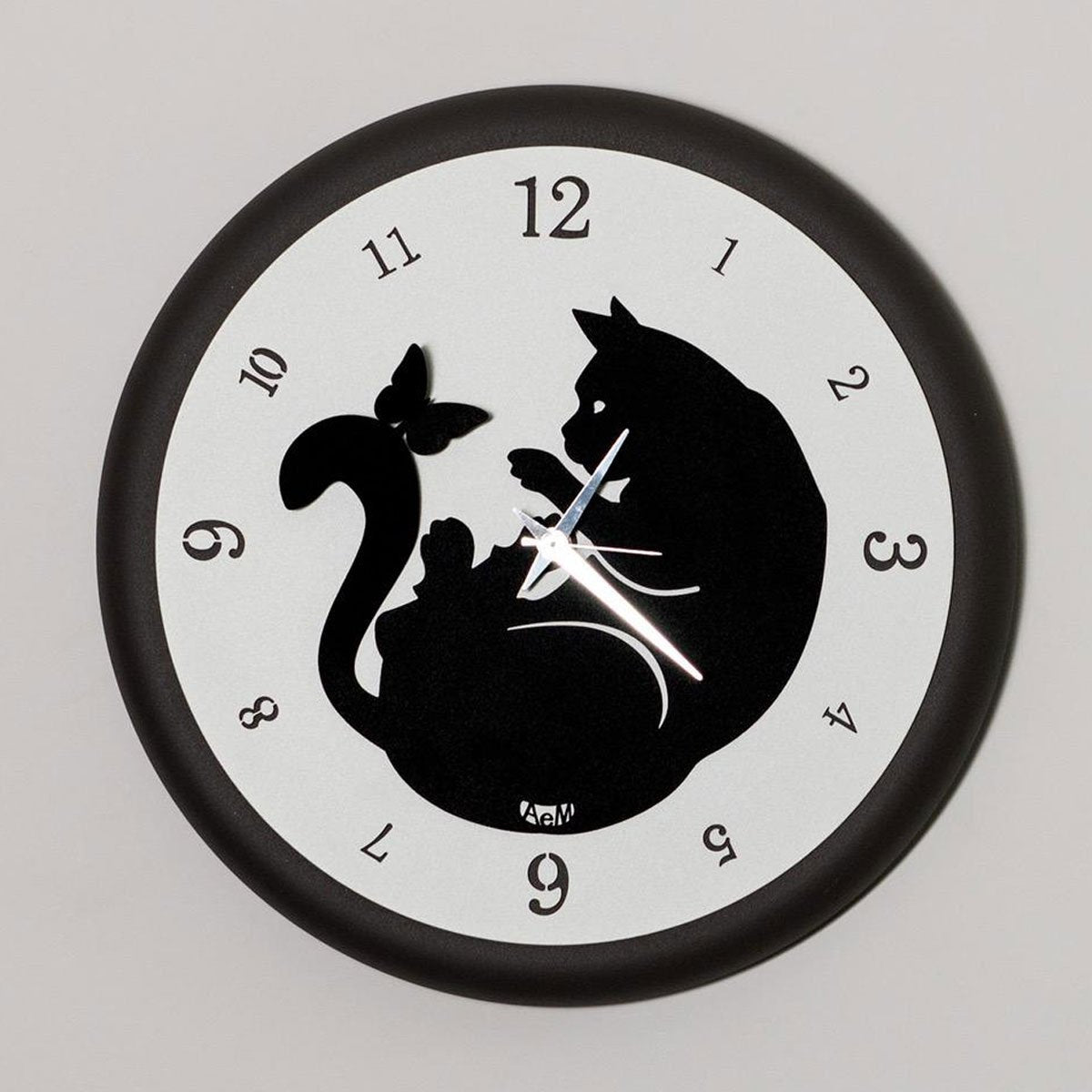 Orologio da parete gatto di dimensione contenute, simpatico e divertente, cornice di colore ardesia, facile da collocare in cucina. Dimensioni: diam.30. In negozio e online su tuttochic.it