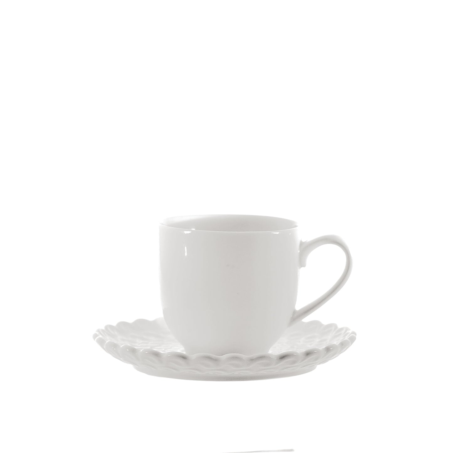 Set di 6 tazzine caffè con piattino in porcellana bianca. Bordi smerlati su piatti, vassoi, piattini, bowl della linea Momenti, per dare un tocco di eleganza ad ogni apparecchiatura. Dimensioni: 85 cc; 5,5x5,5xh5,5 cm Utilizzabile in forno tradizionale, microonde e lavastoviglie. In negozio e online su tuttochic.it