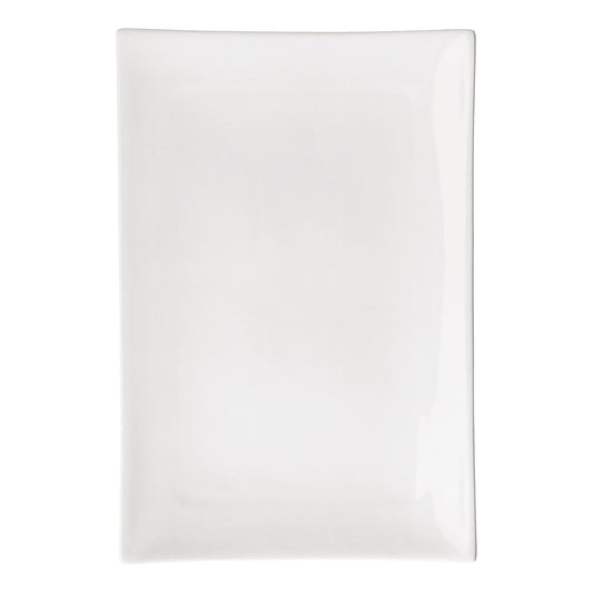Piatto rettangolare in porcellana bianca. Linea Gourmet Quando il design incontra il food, la linearità diventa la massima espressione dell’eleganza in tavola. Dimensioni: cm 35 x 23 x h 2,4 Utilizzabile in forno a microonde Lavabile in lavastoviglie. In negozio e online su tuttochic.it