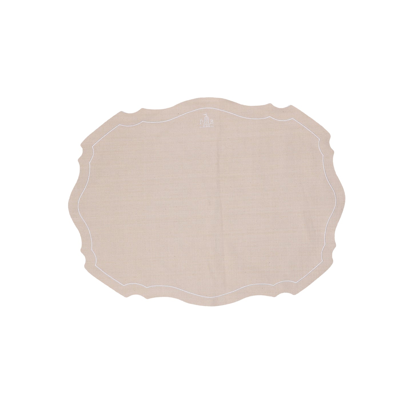 Tovaglietta sagomata in cotone di colore Ecrù. Dimensioni: cm 33 x 48. Una collezione tessile per vestire la tavola in puro stile countryside, come la tradizione toscana insegna. Per creare la mise en place perfetta per ogni occasione di convivialità. In negozio e online su tuttochic.it