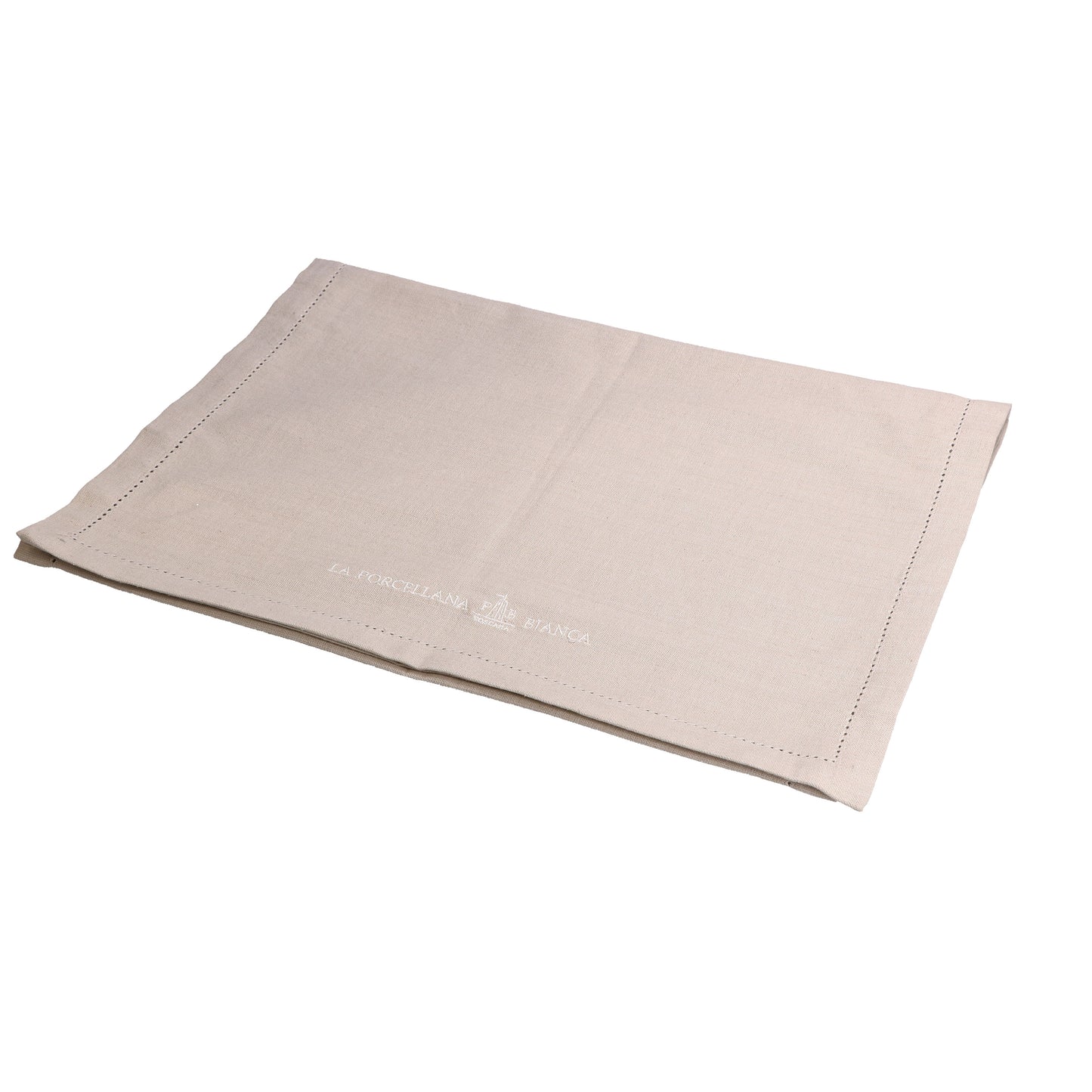 Runner rettangolare in cotone di colore Ecrù. Dimensioni: cm 45 x 140. Una collezione tessile per vestire la tavola in puro stile countryside, come la tradizione toscana insegna. Per creare la mise en place perfetta per ogni occasione di convivialità. In negozio e online su tuttochic.it