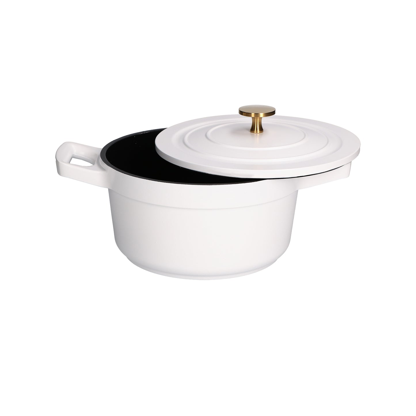 Casseruola bassa con coperchio in alluminio antiaderente con fondo esterno di colore bianco e interno di colore nero, pomolo di colore oro. diametro cm 20, altezza (casseruola senza coperchio) cm 10,5. Adatta su tutte le fonti di calore. Lavabile in lavastoviglie. In negozio e online su tuttochic.it