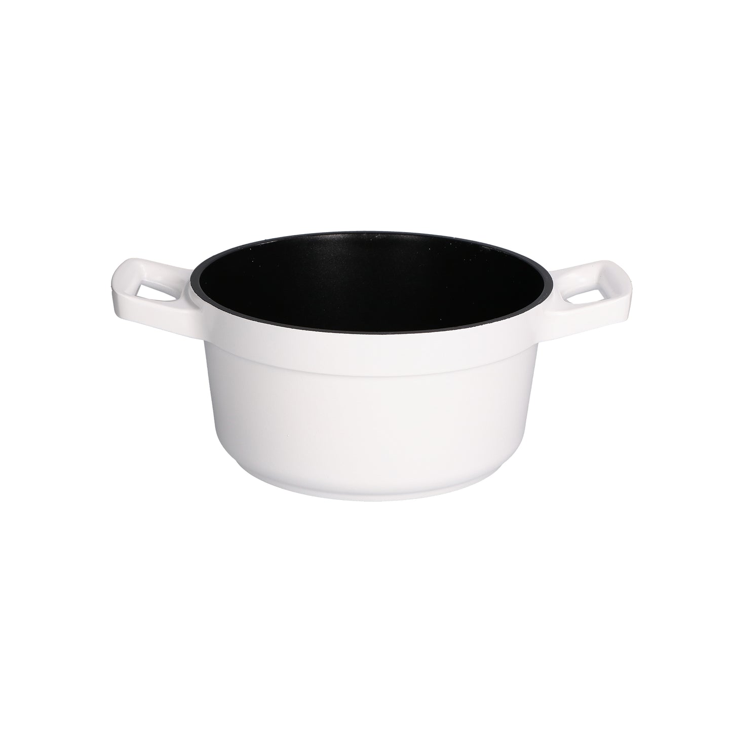 Casseruola bassa con coperchio in alluminio antiaderente con fondo esterno di colore bianco e interno di colore nero, pomolo di colore oro. diametro cm 20, altezza (casseruola senza coperchio) cm 10,5. Adatta su tutte le fonti di calore. Lavabile in lavastoviglie. In negozio e online su tuttochic.it