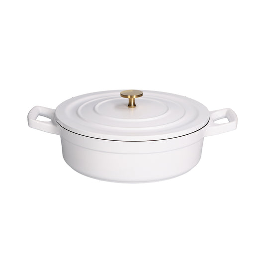 Casseruola bassa con coperchio in alluminio antiaderente con fondo esterno di colore bianco e interno di colore nero, pomolo di colore oro. diametro cm 28, altezza (casseruola senza coperchio) cm 7,5. Adatta su tutte le fonti di calore. Lavabile in lavastoviglie. In negozio e online su tuttochic.it