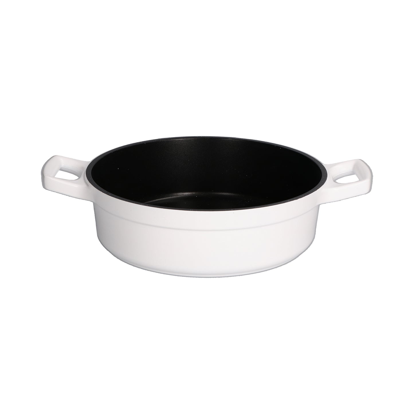 Casseruola bassa con coperchio in alluminio antiaderente con fondo esterno di colore bianco e interno di colore nero, pomolo di colore oro. diametro cm 28, altezza (casseruola senza coperchio) cm 7,5. Adatta su tutte le fonti di calore. Lavabile in lavastoviglie. In negozio e online su tuttochic.it