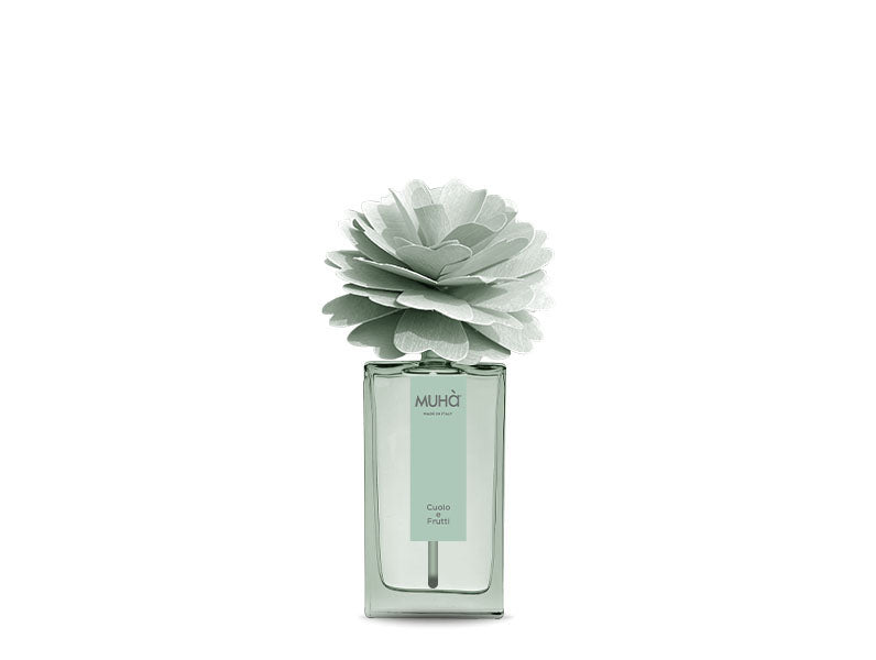Profumatore per ambiente in una raffinata bottiglia in vetro colorato con etichetta effetto soft-touch con scritte dorate e diffusore a forma di fiore in legno di betulla naturale realizzato a mano. Completo di essenza da 50 ml. Info sulla fragranza Cuoio e Frutti Fragranza intensa. In negozio e online su tuttochic.it