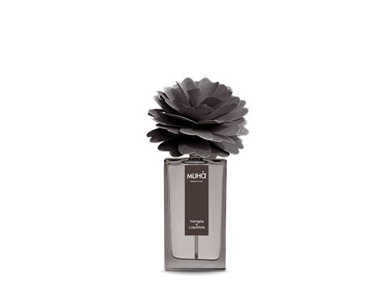 Profumatore per ambiente in una raffinata bottiglia in vetro colorato con etichetta effetto soft-touch con scritte dorate e diffusore a forma di fiore in legno di betulla naturale realizzato a mano. Completo di essenza da 50 ml. fragranza VANIGLIA E LIQUIRIZIA Profumo deciso. In negozio e online su tuttochic.it