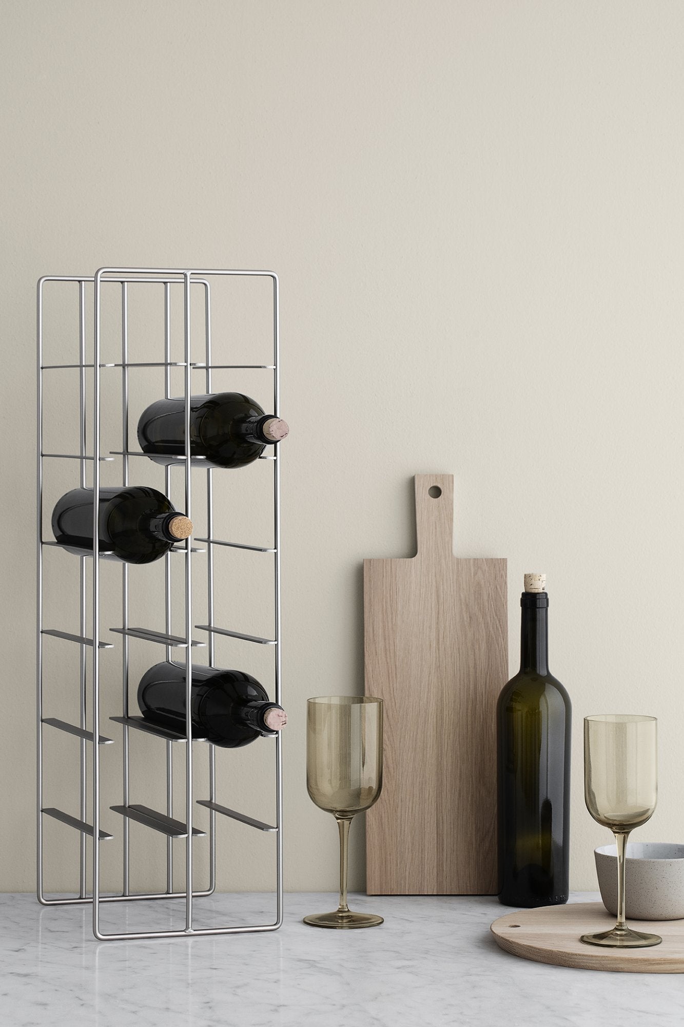 Un must per gli amanti del vino: il portabottiglie decorativo PILARE è realizzato in acciaio verniciato a polvere nero e offre spazio per nove bottiglie del tuo vino preferito. Dimensioni: cm 28 L x 21 P x 38 h. In negozio e online su tuttochic.it