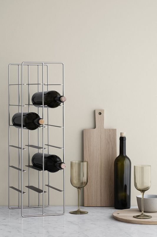 Un must per gli amanti del vino: il portabottiglie decorativo PILARE è realizzato in acciaio verniciato a polvere nero e offre spazio per nove bottiglie del tuo vino preferito. Dimensioni: cm 28 L x 21 P x 38 h. In negozio e online su tuttochic.it
