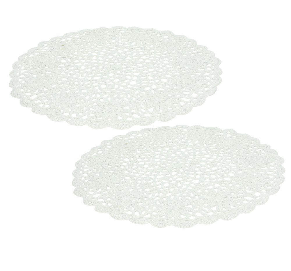 Set di 2 sottopiatti in cotone inamidato effetto pizzo. Dimensioni: diametro cm 35. In negozio e online su tuttochic.it