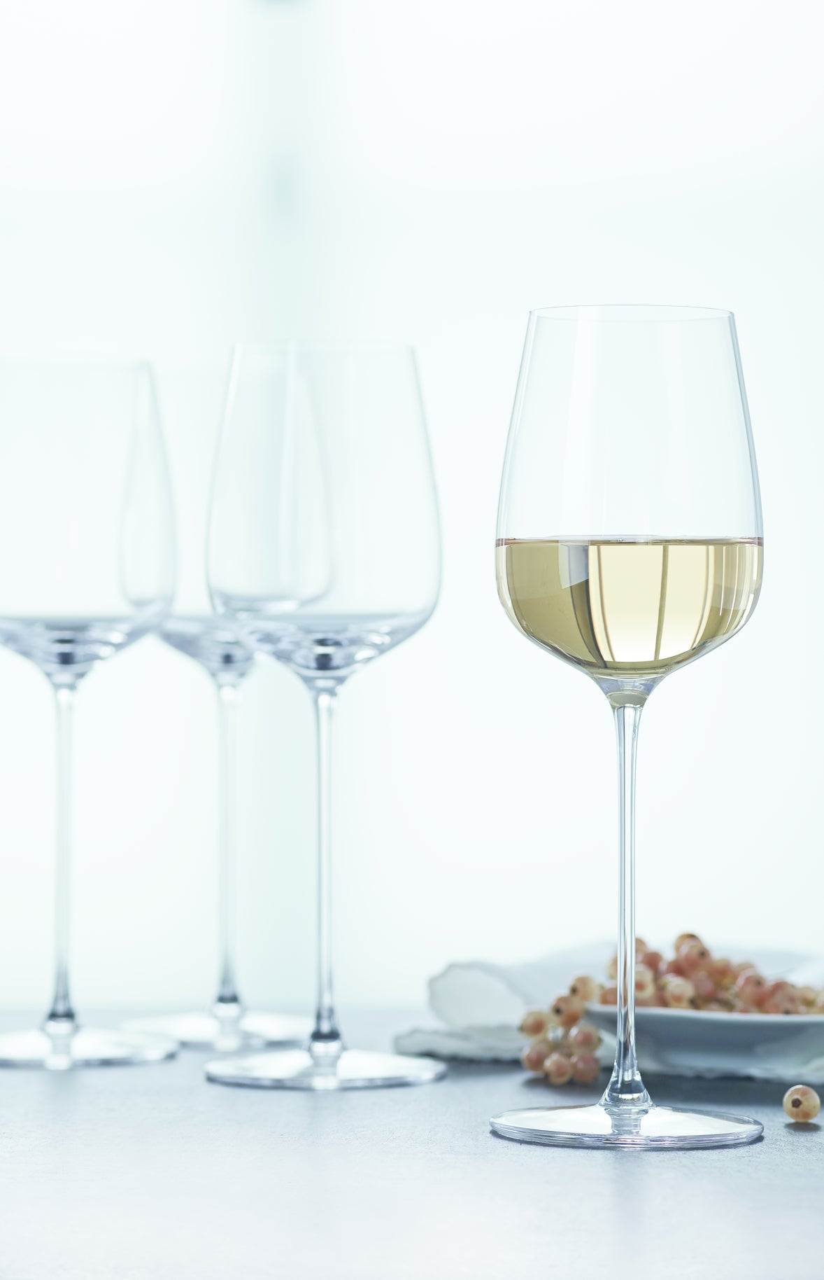 Set di 4 calici vino bianco in vetro cristallino. Dimensioni: mm 79 x 238 h - Capacità: 365 ml Lavabile in lavastoviglie. In negozio e online su tuttochic.it