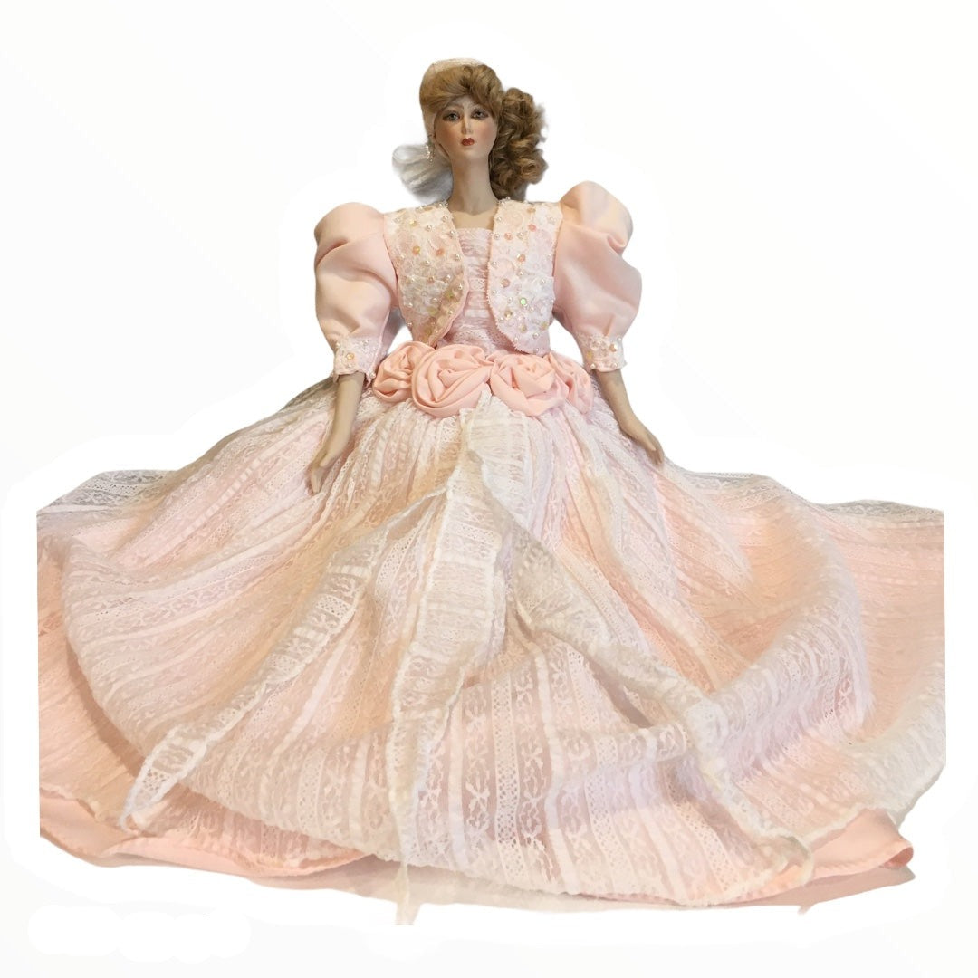 Bambola d'arredo in porcellana con vestito in pizzo