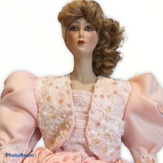 Bambola d'arredo con testa, braccia e piedi in porcellana. La lavorazione del suo vestito è realizzata artigianalmente con tessuti accuratamente scelti. Dimensioni: altezza cm 60, il vestito aperto ha un diametro di cm 80. In negozio e online su tuttochic.it