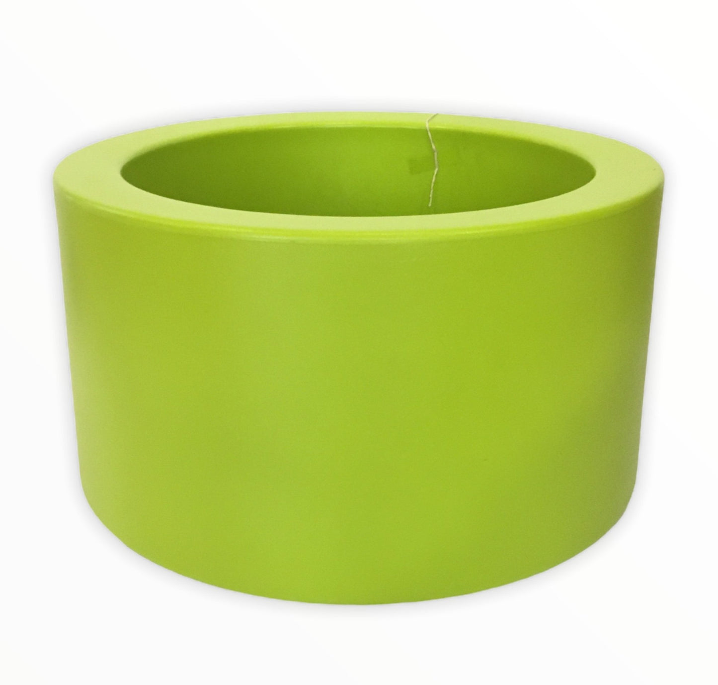 Fioriera in polietilene stampato tonda di colore verde, con riserva d'acqua. Dimensioni: diametro esterno cm 45,5 x 28 h, diametro interno cm 35,5 x 22,5 h